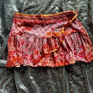 Skirt very short but beautiful designs